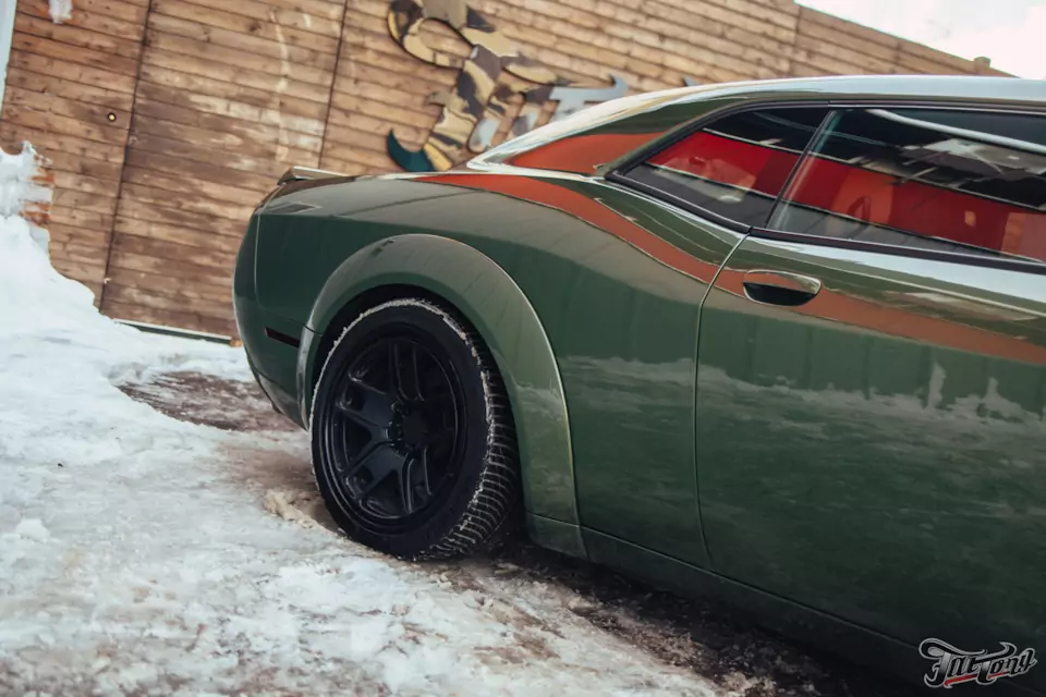 Восстановили крыло Dodge Challenger R/T Scatpack по технологии PDR и заново забронировали полиуретаном